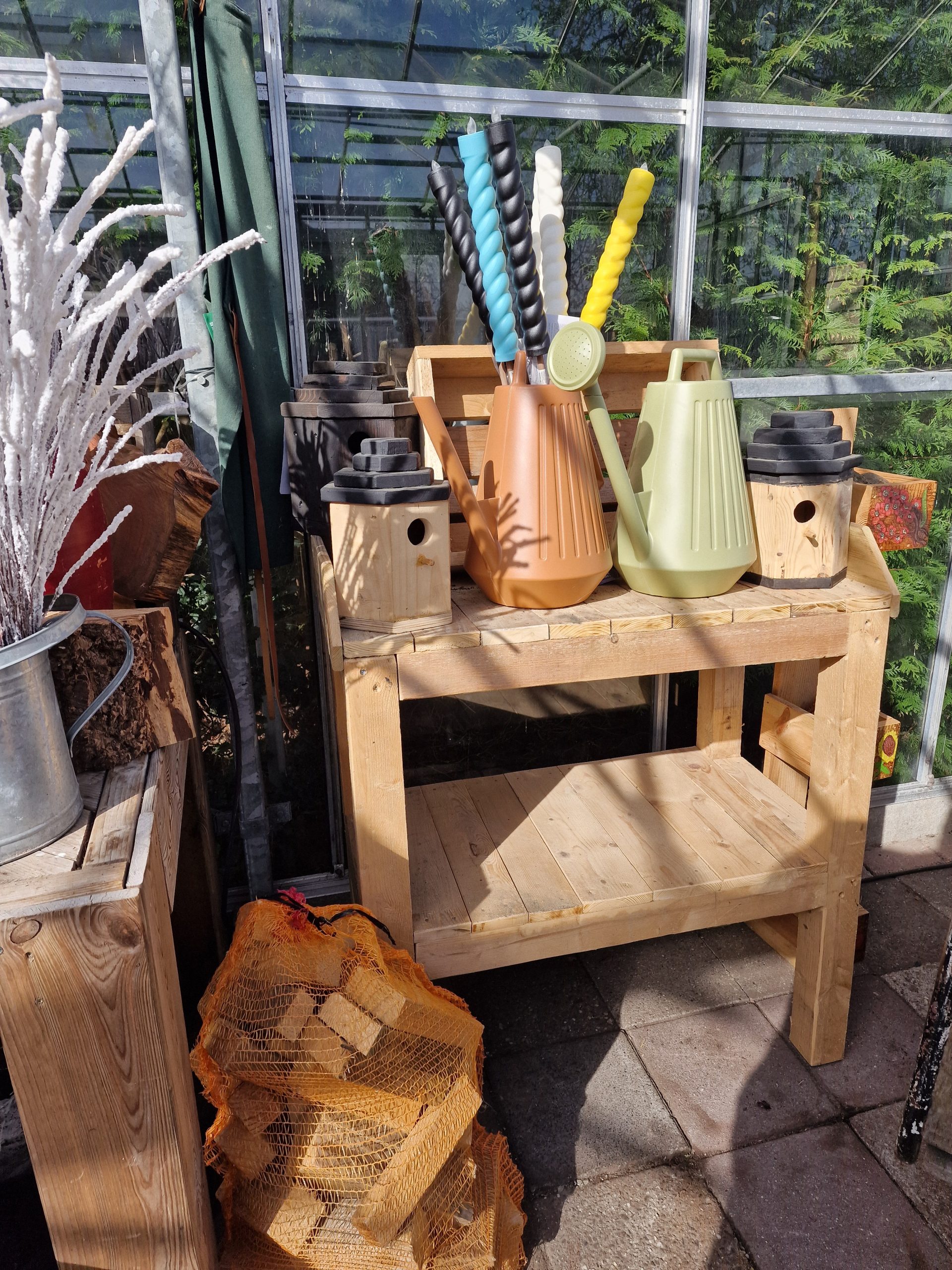 Houten producten maken bij Sa Leuk Hûs dagbesteding